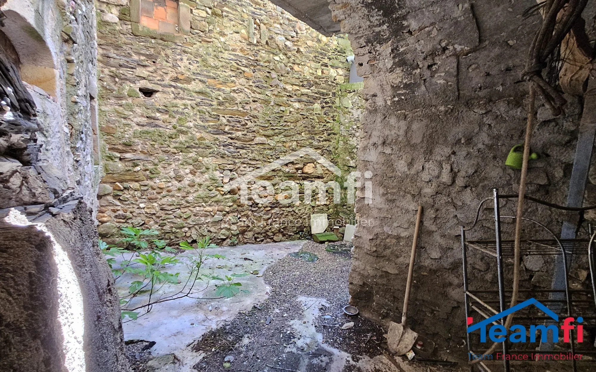 Maison en pierre avec potentiel de rénovation dans les Mages 