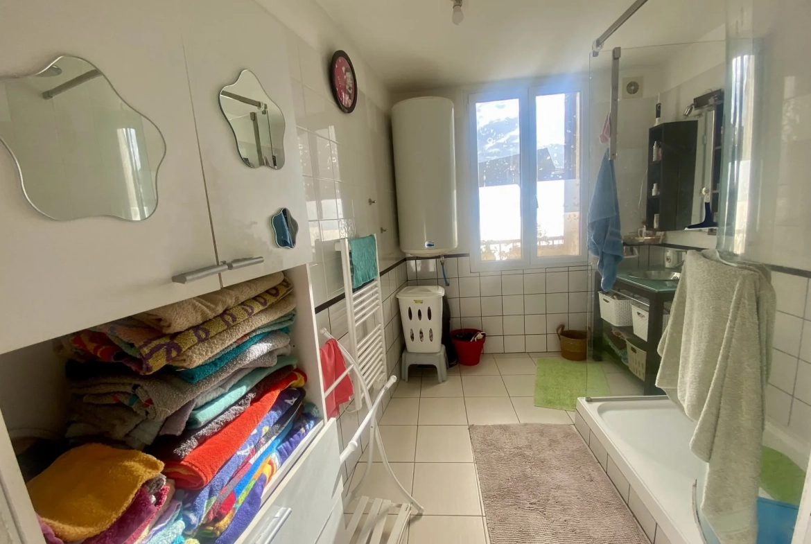 salle d'eau  Appartement Duplex de 56 m² au Centre d'Épernon avec Espace Extérieur Privé 