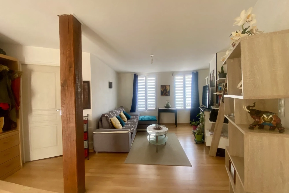 séjour  Appartement Duplex de 56 m² au Centre d'Épernon avec Espace Extérieur Privé 