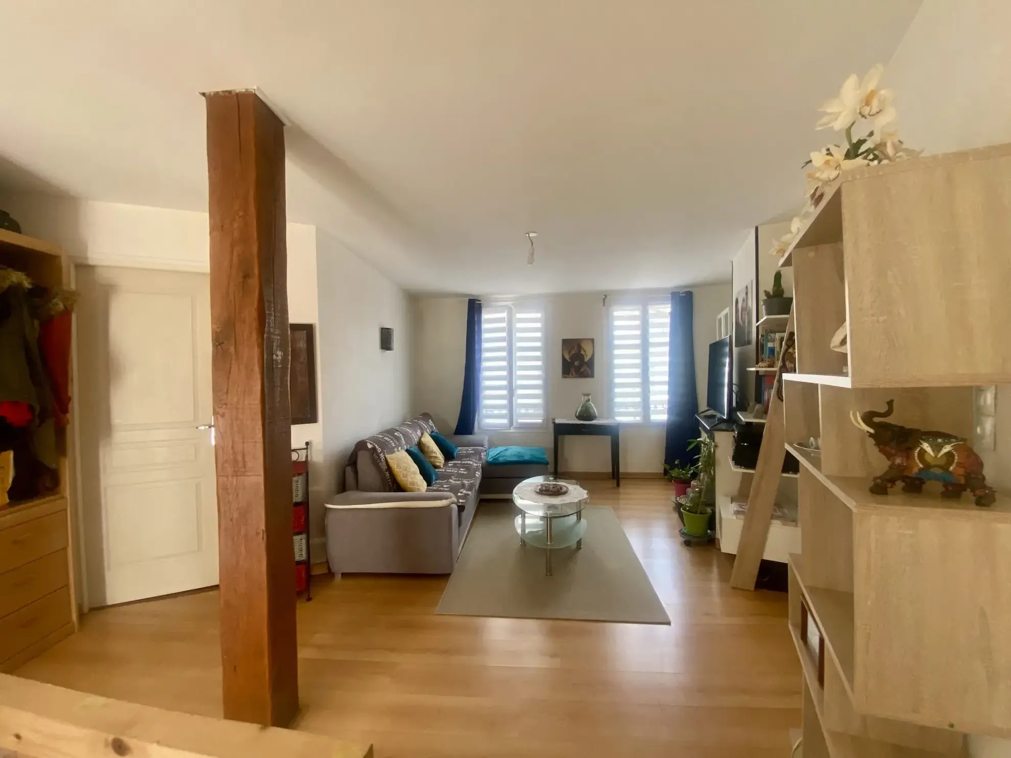 séjour  Appartement Duplex de 56 m² au Centre d'Épernon avec Espace Extérieur Privé 