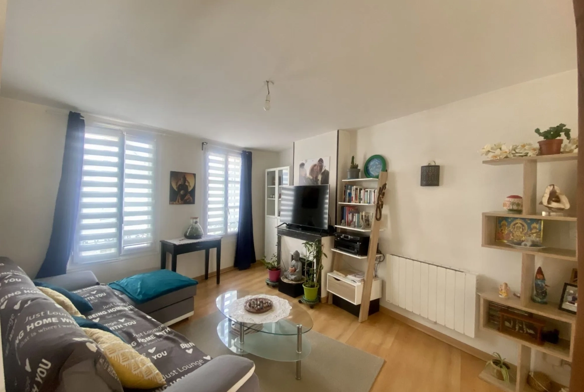 séjour  Appartement Duplex de 56 m² au Centre d'Épernon avec Espace Extérieur Privé 