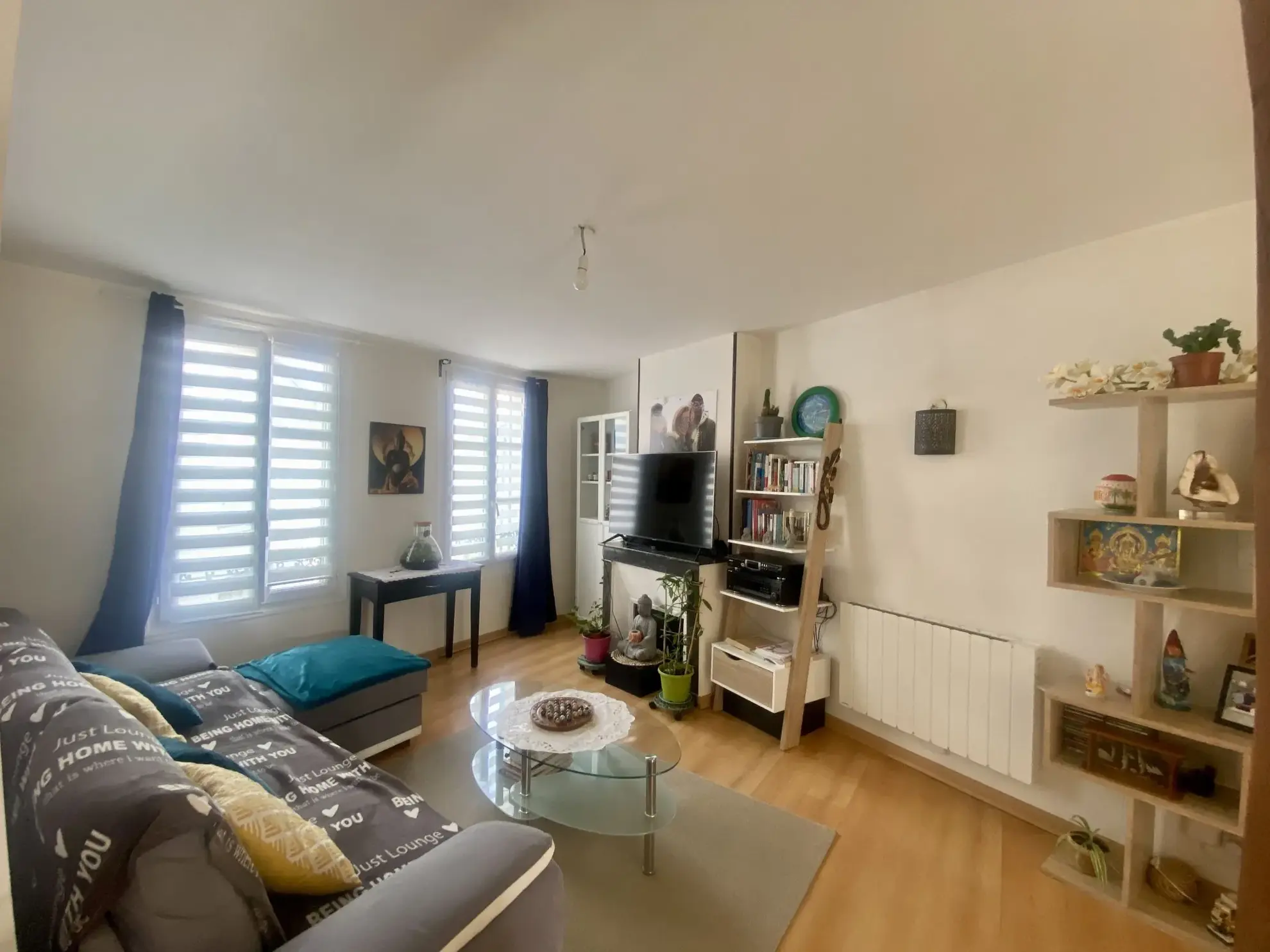 séjour  Appartement Duplex de 56 m² au Centre d'Épernon avec Espace Extérieur Privé 