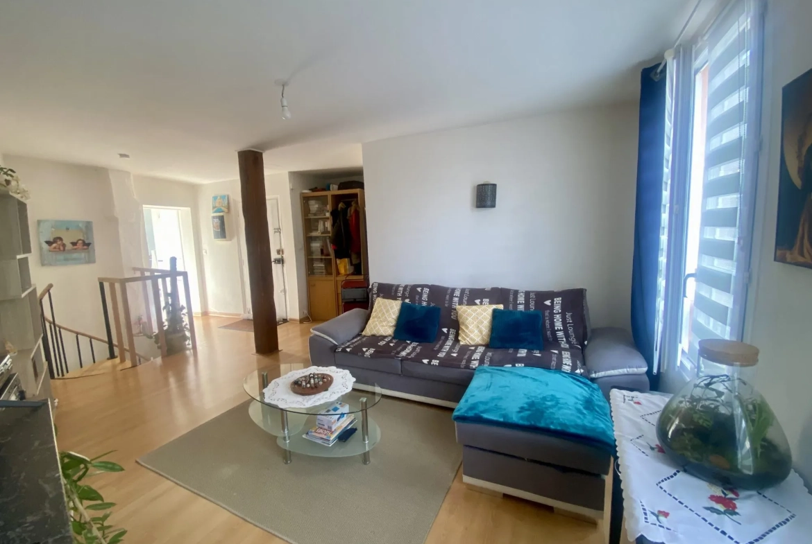 séjour Appartement Duplex de 56 m² au Centre d'Épernon avec Espace Extérieur Privé 
