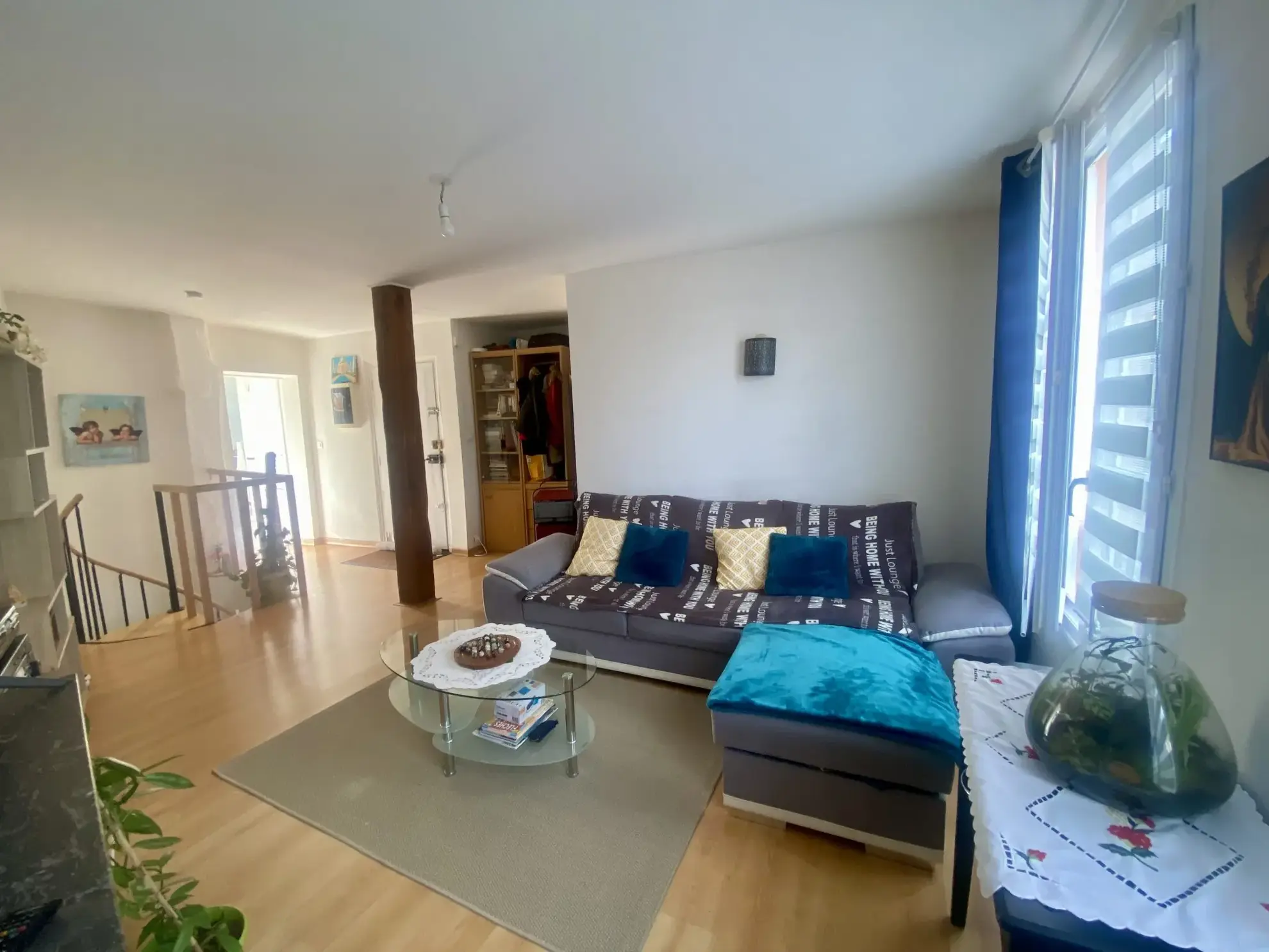 séjour Appartement Duplex de 56 m² au Centre d'Épernon avec Espace Extérieur Privé 