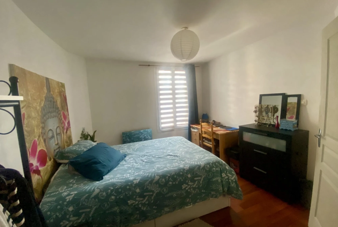 chambre Appartement Duplex de 56 m² au Centre d'Épernon avec Espace Extérieur Privé 