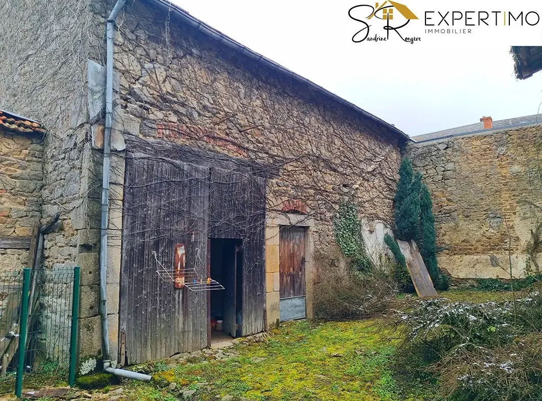 Maison à vendre de 148 m² avec grange et terrain à Saint-Gervais-d’Auvergne 