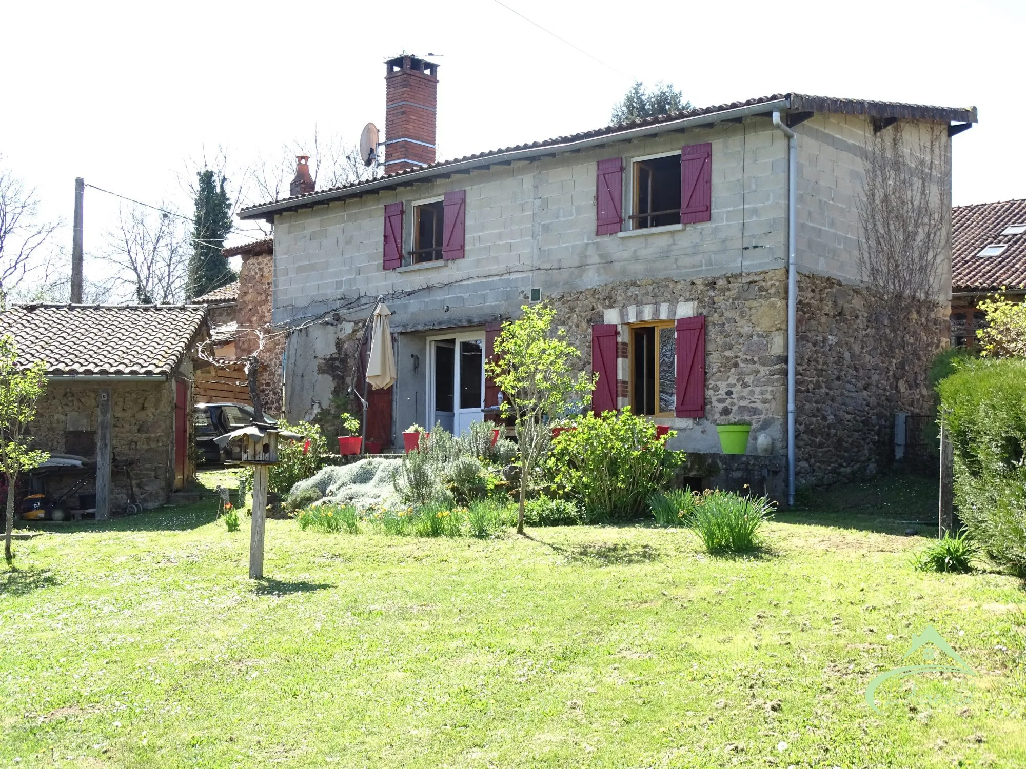 Charmante maison ancienne à vendre à Pressignac, 89 m² avec terrain et dépendances 