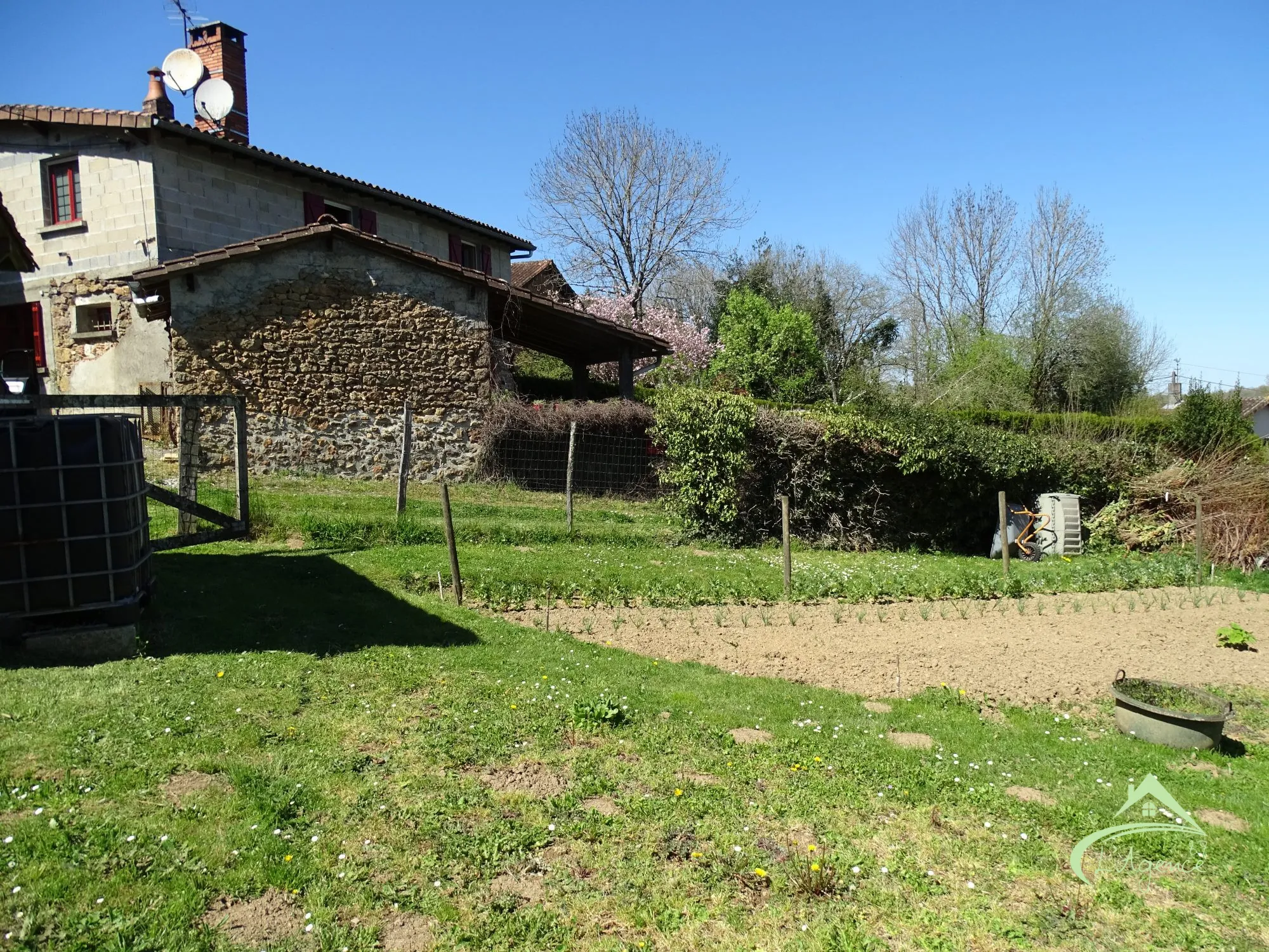 Charmante maison ancienne à vendre à Pressignac, 89 m² avec terrain et dépendances 