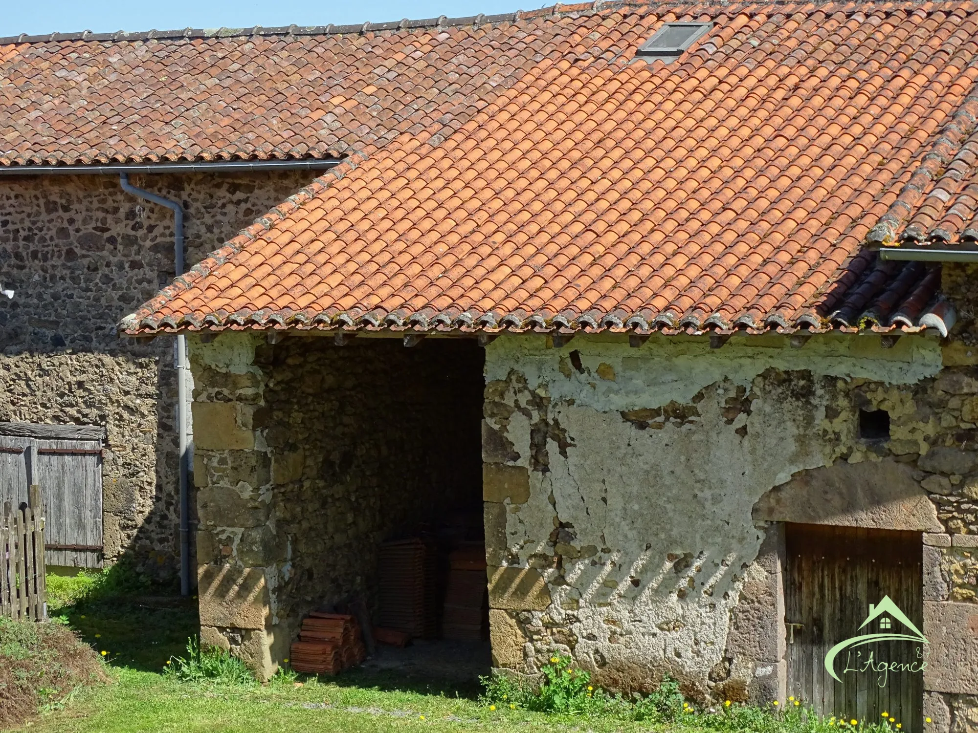 Charmante maison ancienne à vendre à Pressignac, 89 m² avec terrain et dépendances 