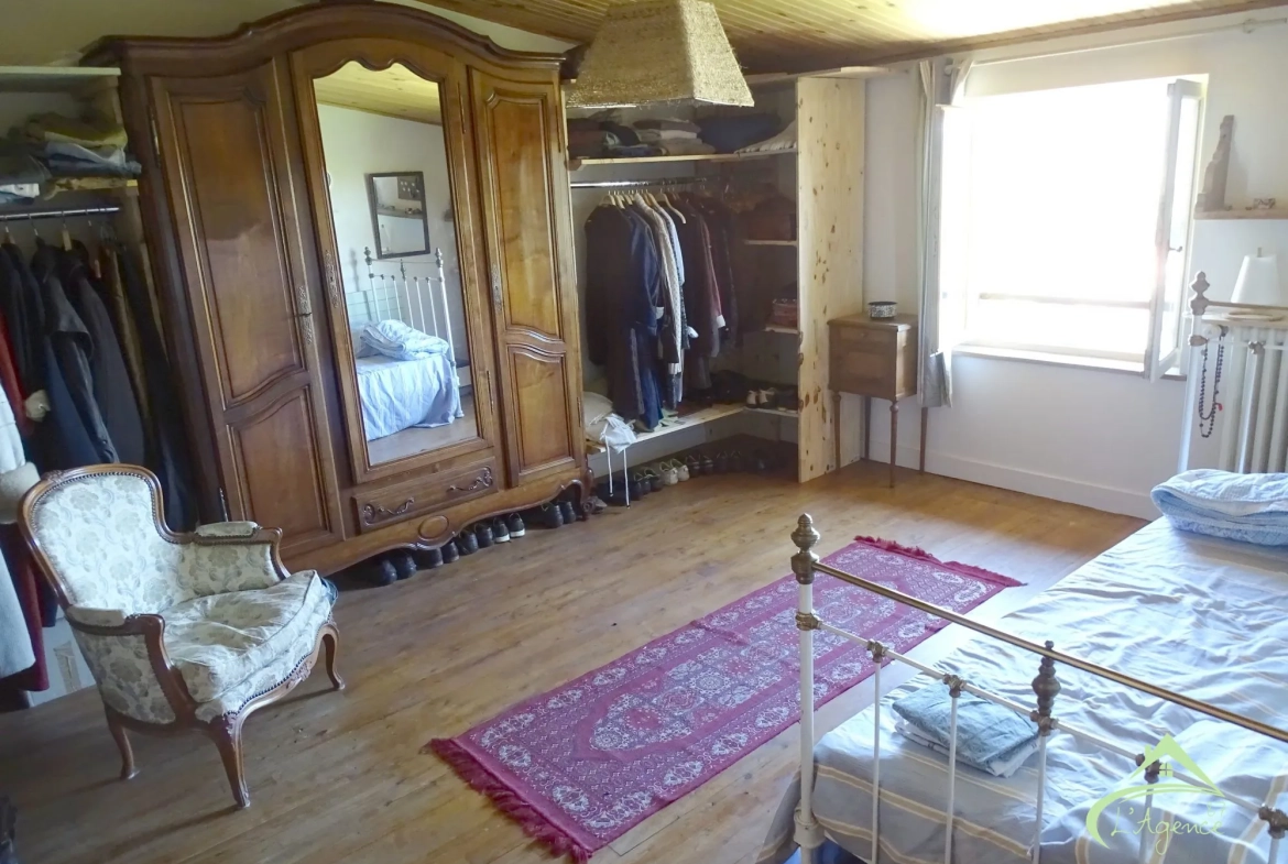 Charmante maison ancienne à vendre à Pressignac, 89 m² avec terrain et dépendances 