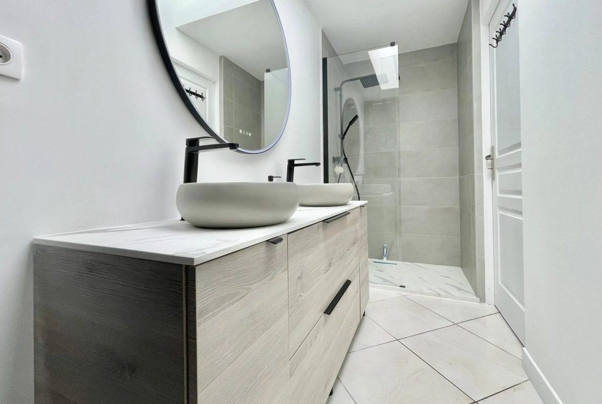 Maison à vendre à Halluin avec jardin et terrasse, rénovée, au prix de 171 000 € 