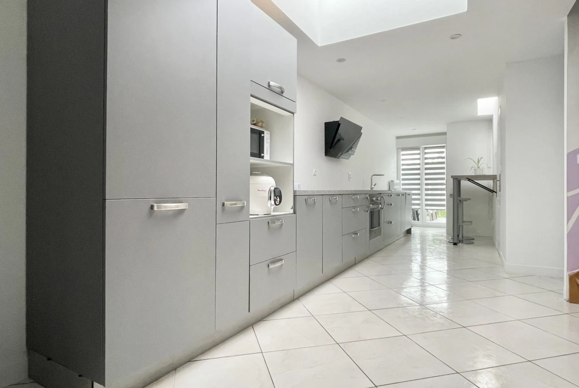 Maison à vendre à Halluin avec jardin et terrasse, rénovée, au prix de 171 000 € 