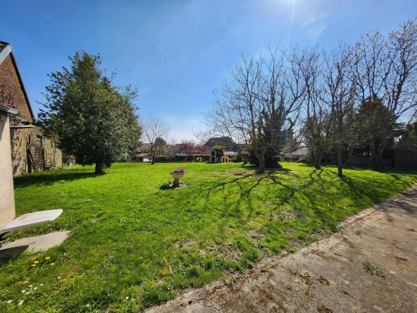 Charmante maison individuelle avec grand jardin et garage spacieux à Courcelles-le-Comte