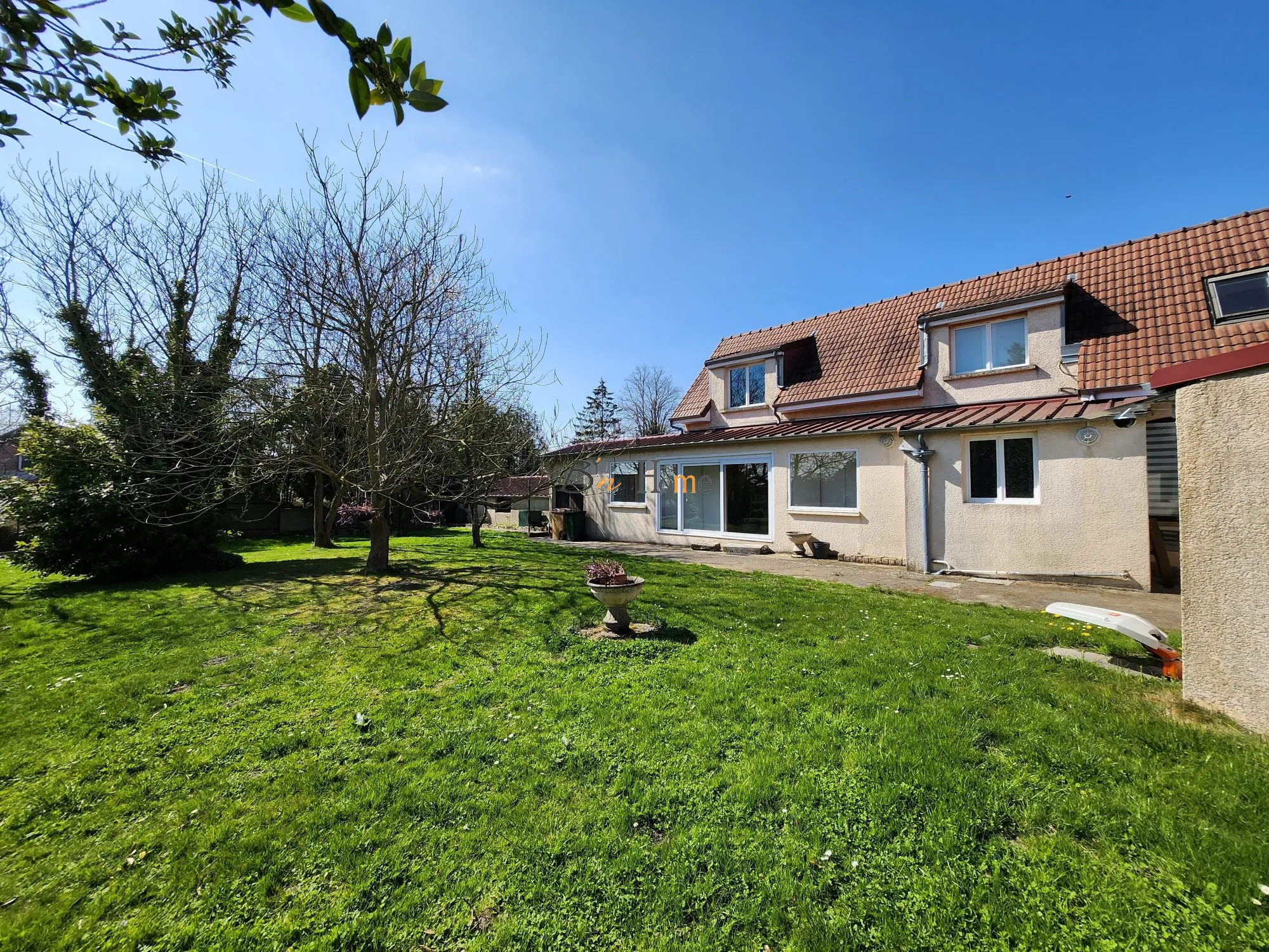Charmante maison individuelle avec grand jardin et garage spacieux à Courcelles-le-Comte 