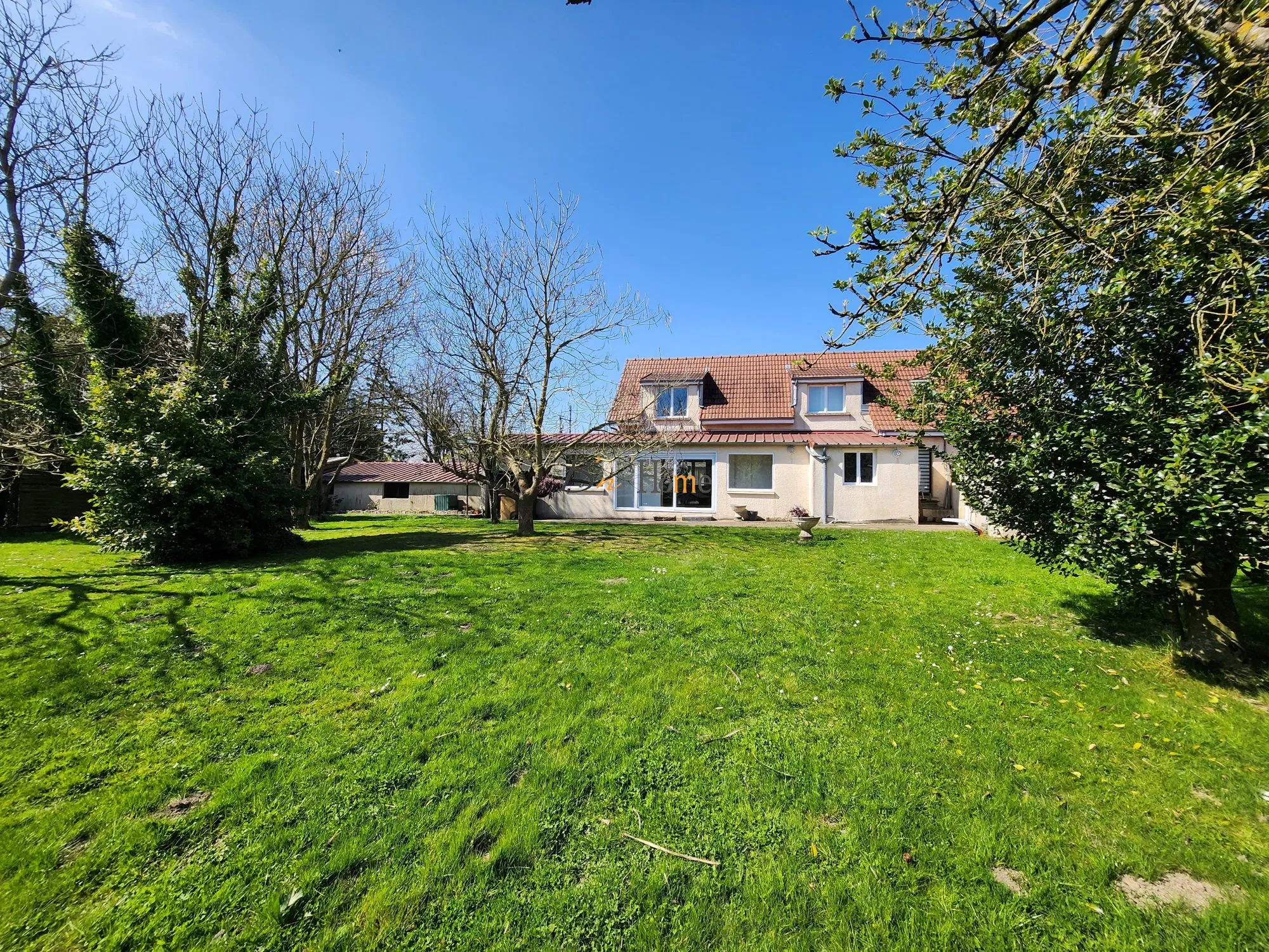 Charmante maison individuelle avec grand jardin et garage spacieux à Courcelles-le-Comte 