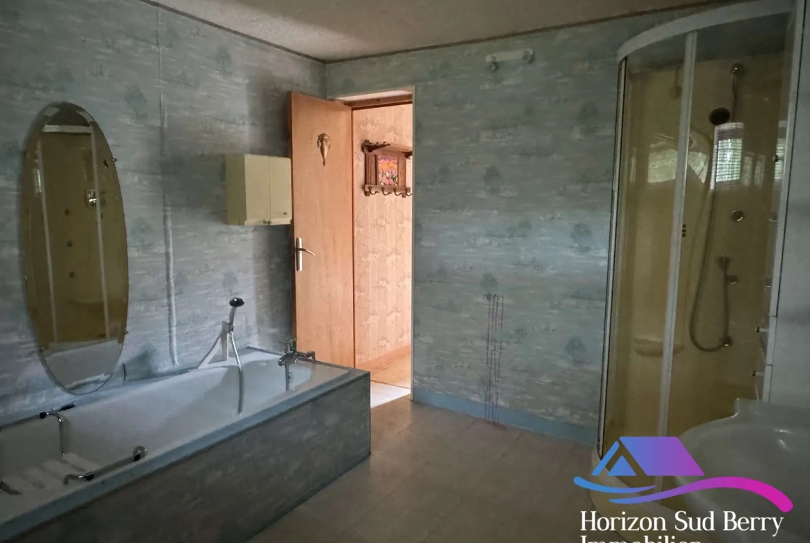 Salle de bain avec douche Maison à vendre à Saint-Saturnin (18370) avec jardin et garage 