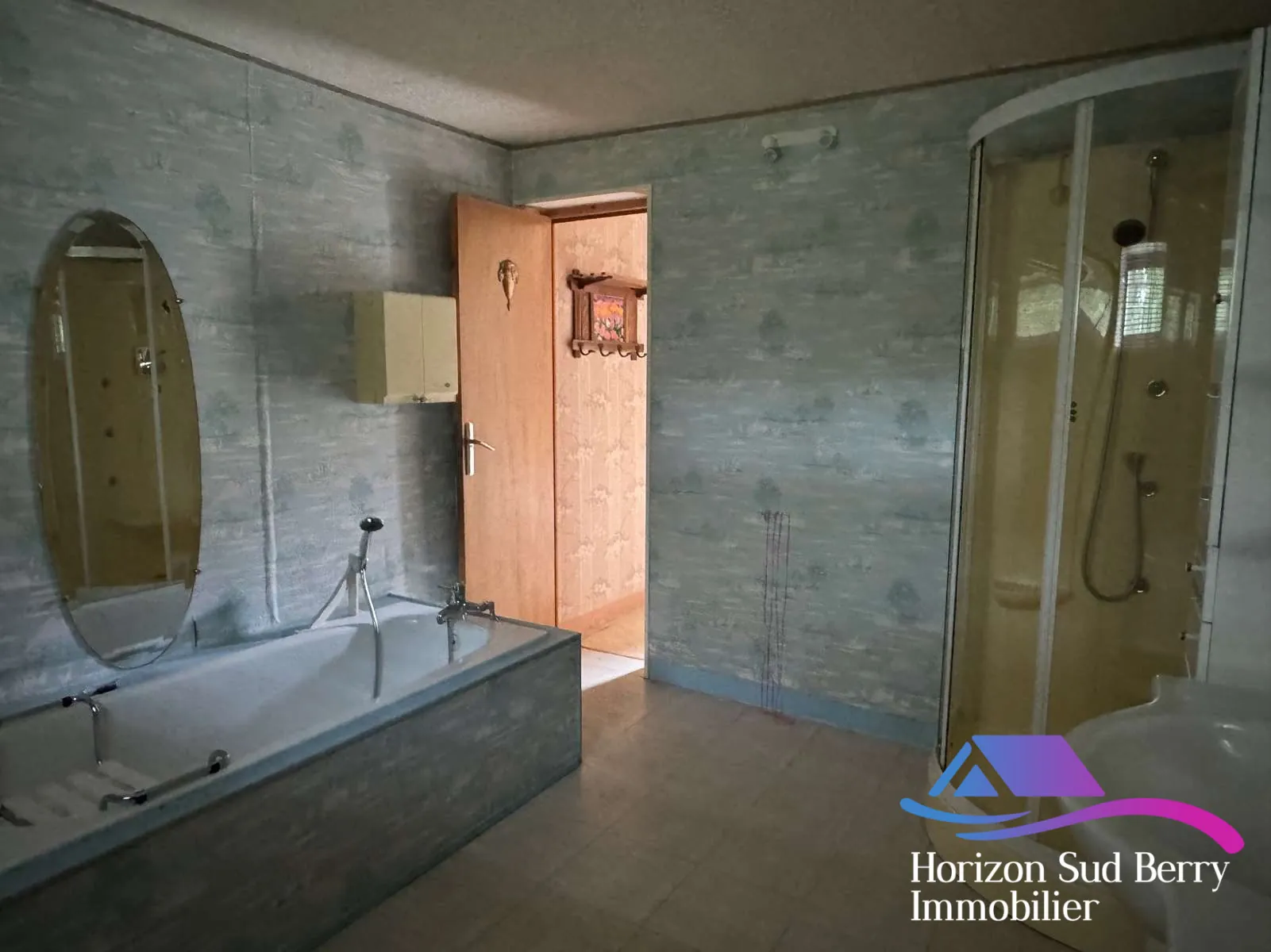 Salle de bain avec douche Maison à vendre à Saint-Saturnin (18370) avec jardin et garage 
