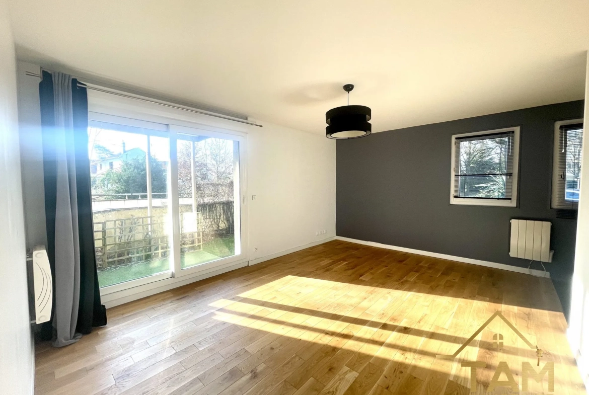 Séjour  Appartement T2 avec terrasse et parking à Saint-Cyr-l'École - 39,63 m² 
