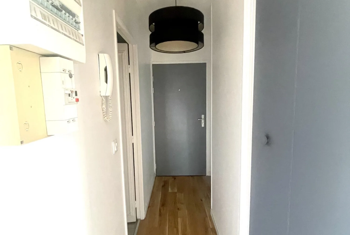 Entrée Appartement T2 avec terrasse et parking à Saint-Cyr-l'École - 39,63 m² 