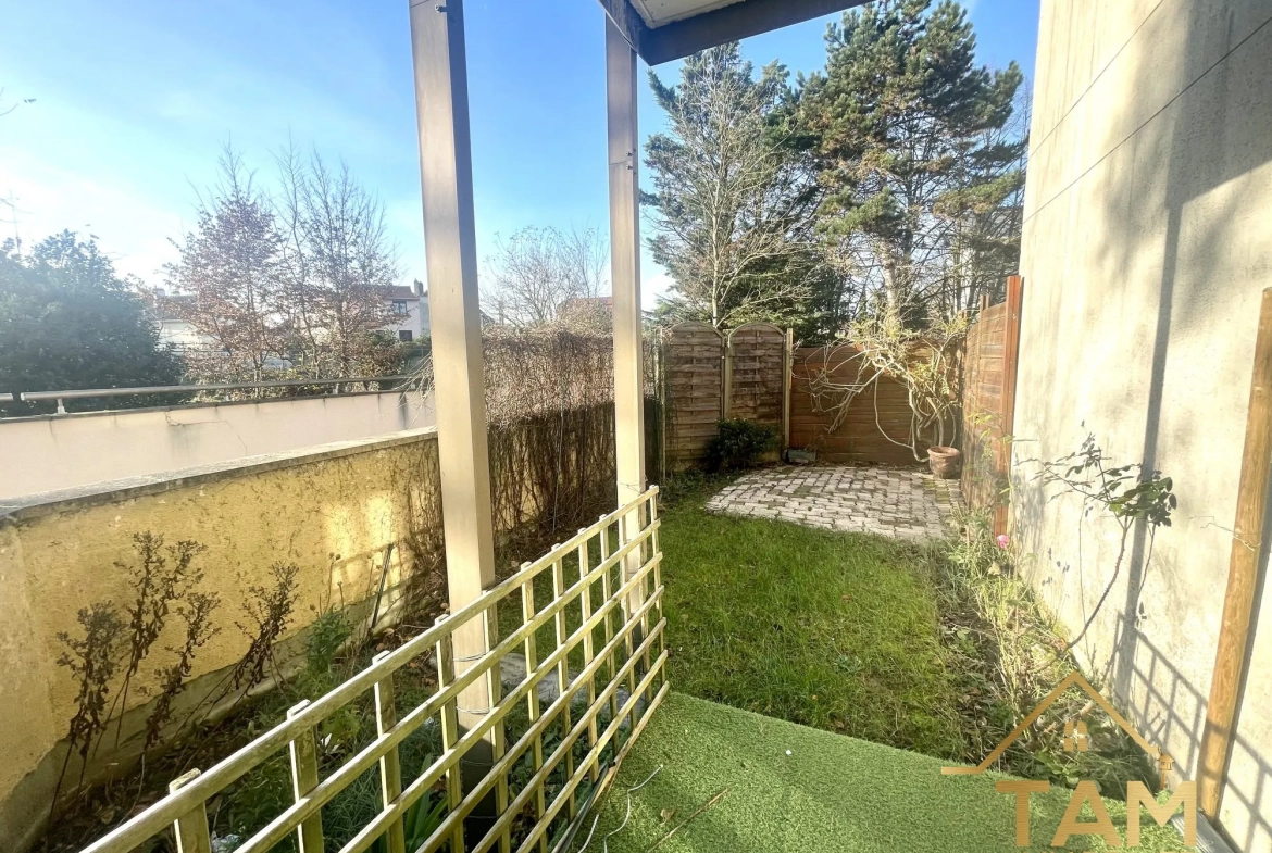 Terrasse jardin  Appartement T2 avec terrasse et parking à Saint-Cyr-l'École - 39,63 m² 