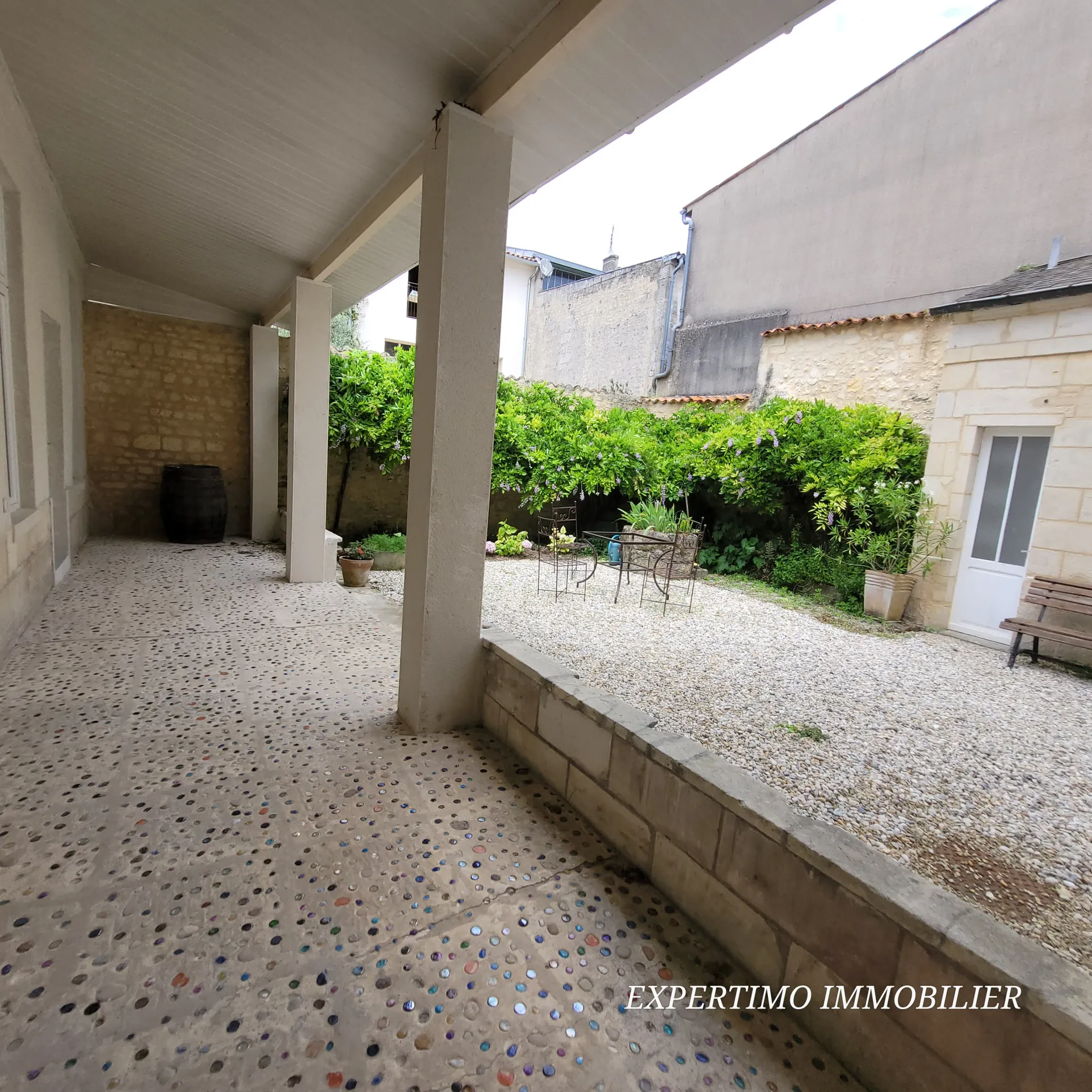 Appartement de 96,72 m² en plein centre de Jonzac avec terrasse et cour intérieure 