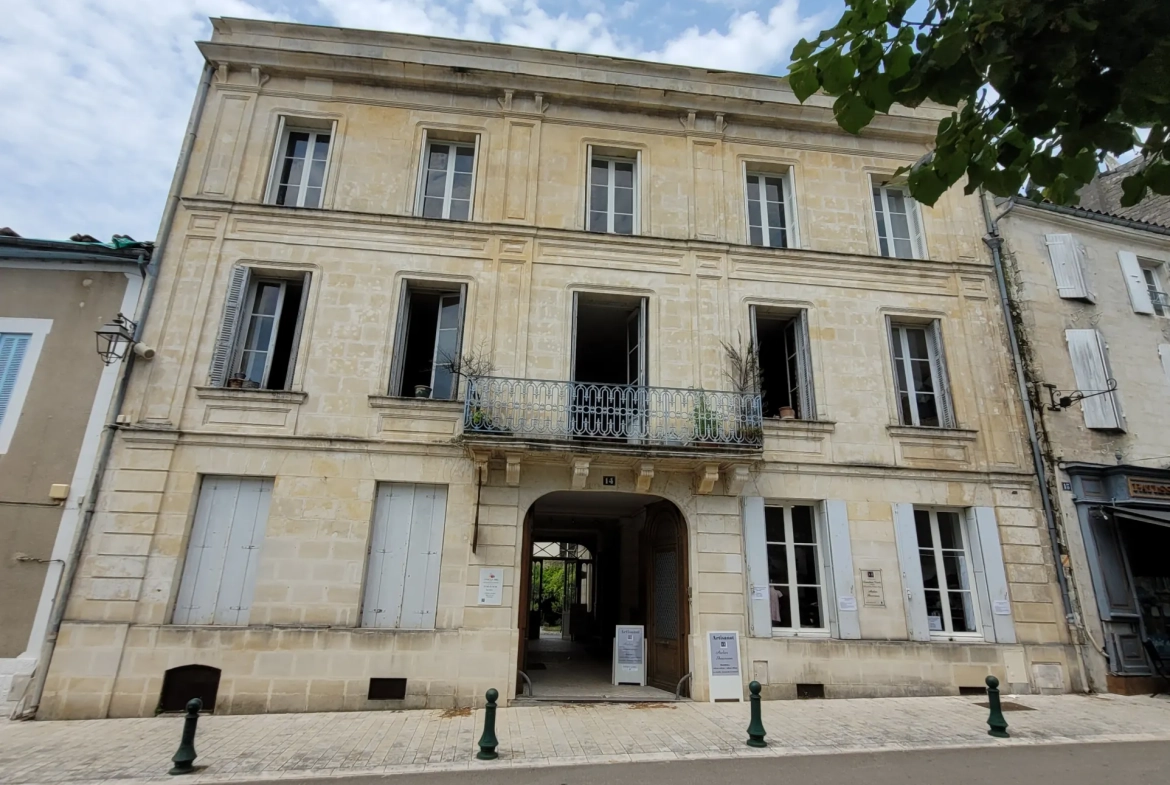 Appartement de 96,72 m² en plein centre de Jonzac avec terrasse et cour intérieure 