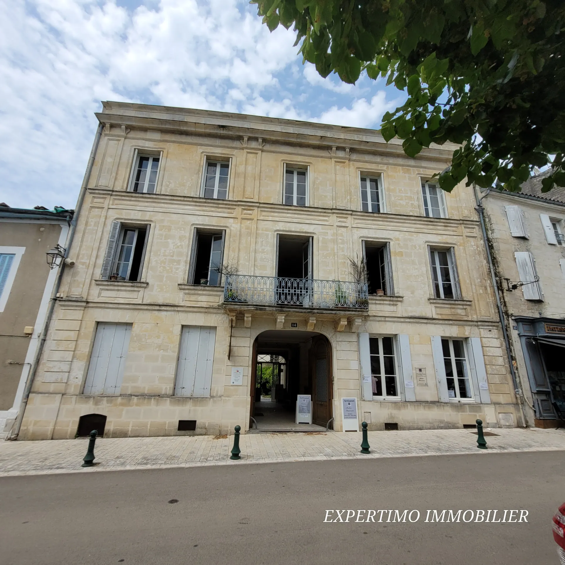 Appartement de 96,72 m² en plein centre de Jonzac avec terrasse et cour intérieure 