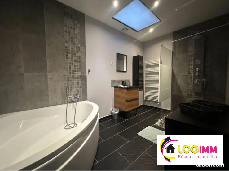 Belle maison mitoyenne de 140 m² à Valenciennes avec jardin et 4 chambres 
