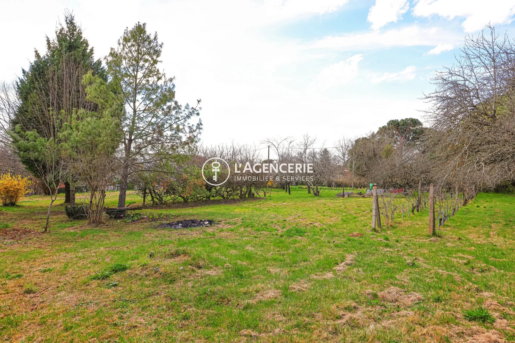 Terrain de 740 m² à Arthès, Construction possible dans un environnement calme proche Lescure d'Albigeois 