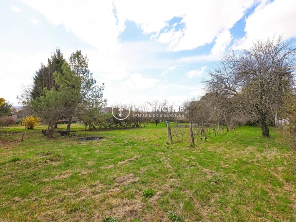 Terrain de 740 m² à Arthès, Construction possible dans un environnement calme proche Lescure d'Albigeois