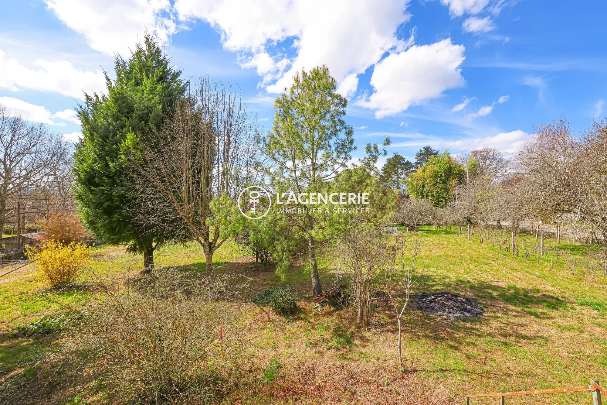 Terrain de 740 m² à Arthès, Construction possible dans un environnement calme proche Lescure d'Albigeois 