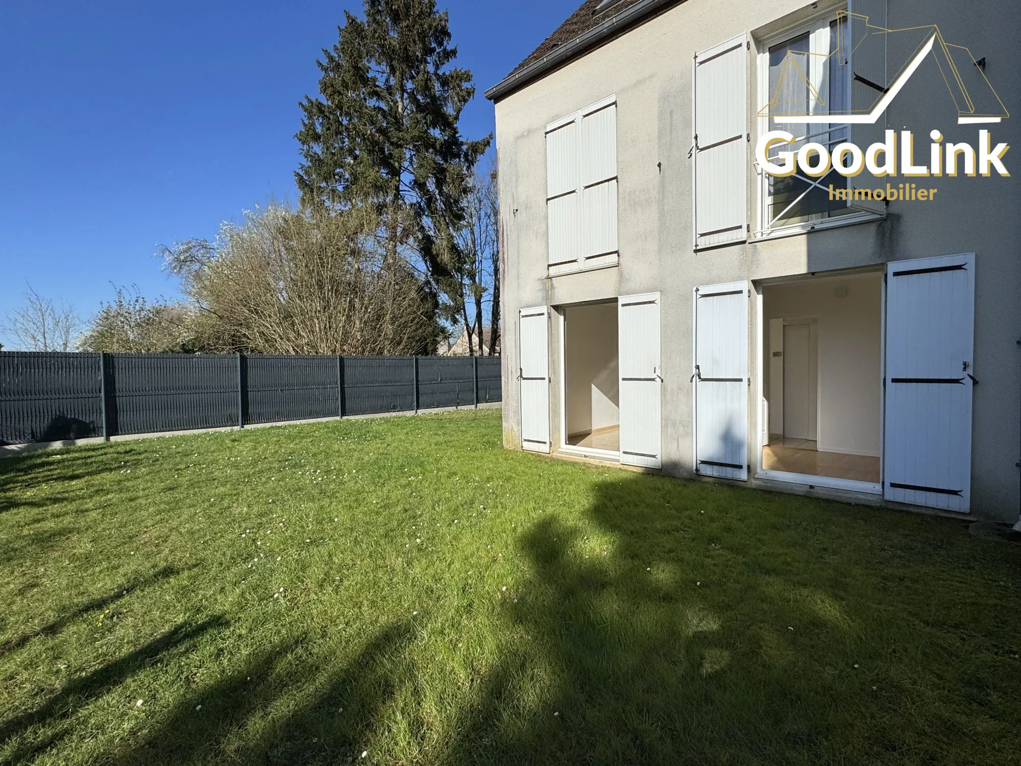 Appartement à vendre à Vert-Saint-Denis avec cave et parking, résidence calme 