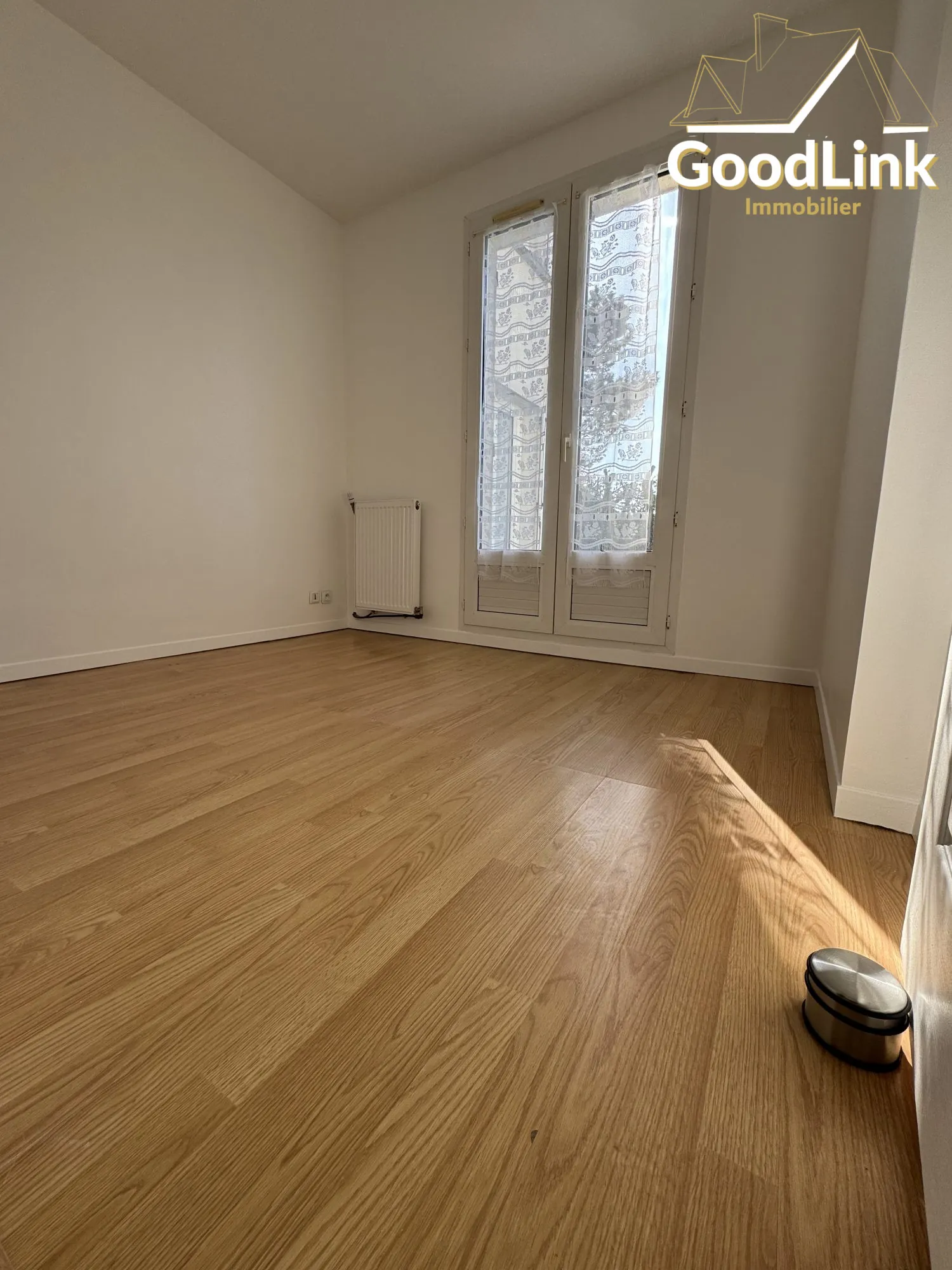 Appartement à vendre à Vert-Saint-Denis avec cave et parking, résidence calme 