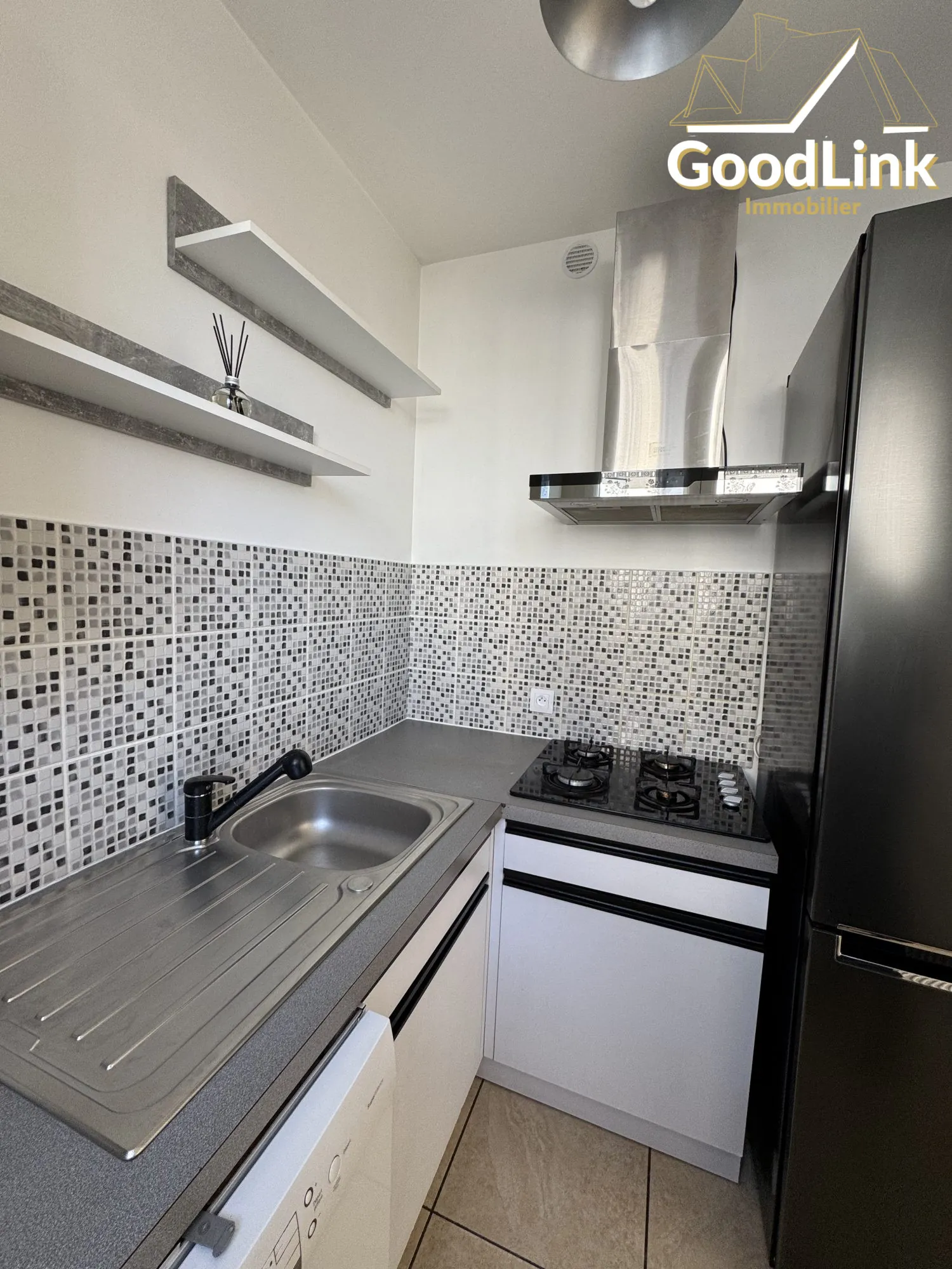Appartement à vendre à Vert-Saint-Denis avec cave et parking, résidence calme 