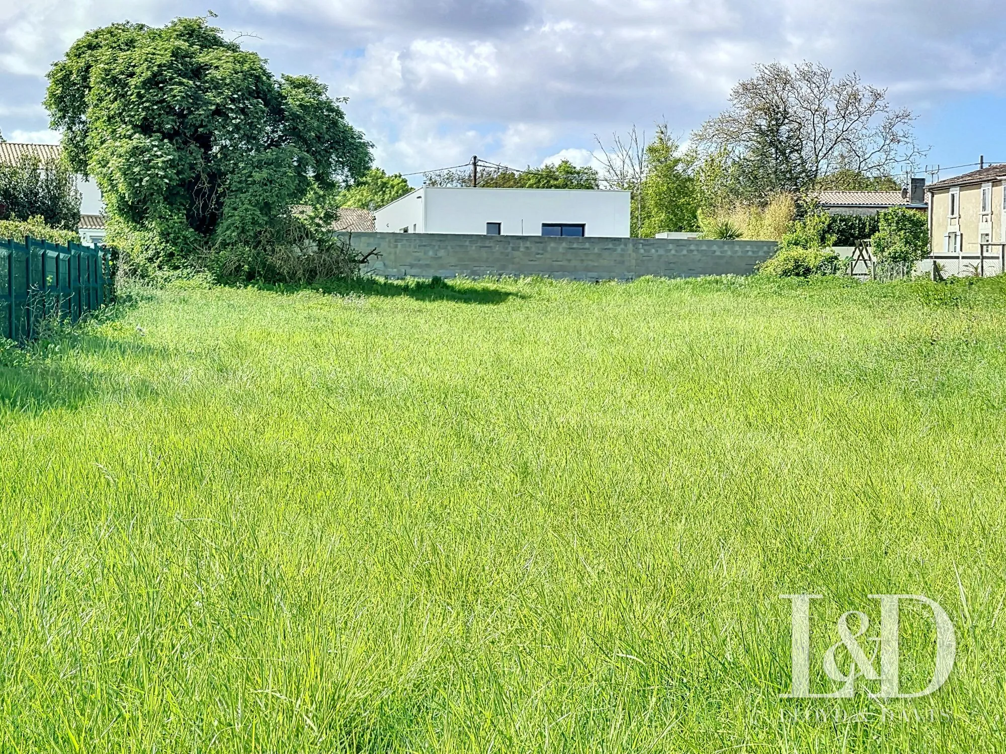 Terrain constructible à Médis de 1513 m² proche Royan et plages en zone UB 