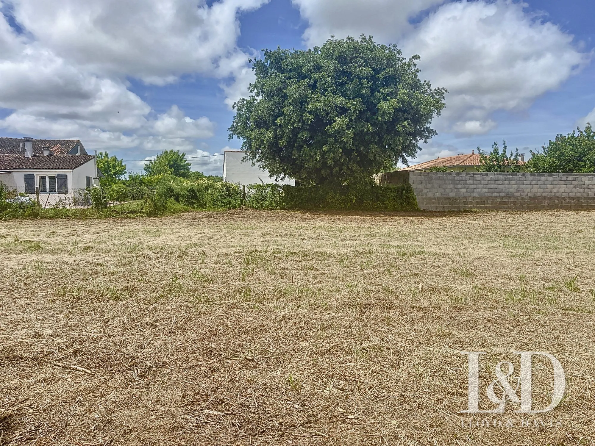 Terrain constructible à Médis de 1513 m² proche Royan et plages en zone UB 