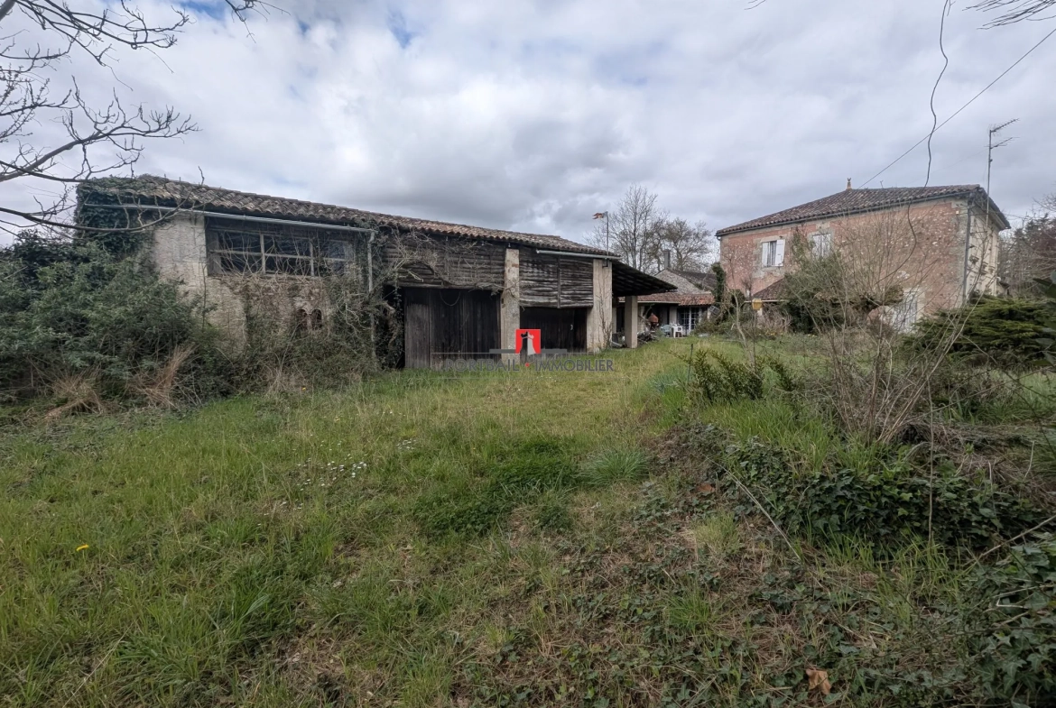 Charmante maison en pierre à rénover avec dépendances et jardin spacieux à Cartelgue 