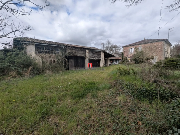 Charmante maison en pierre à rénover avec dépendances et jardin spacieux à Cartelgue