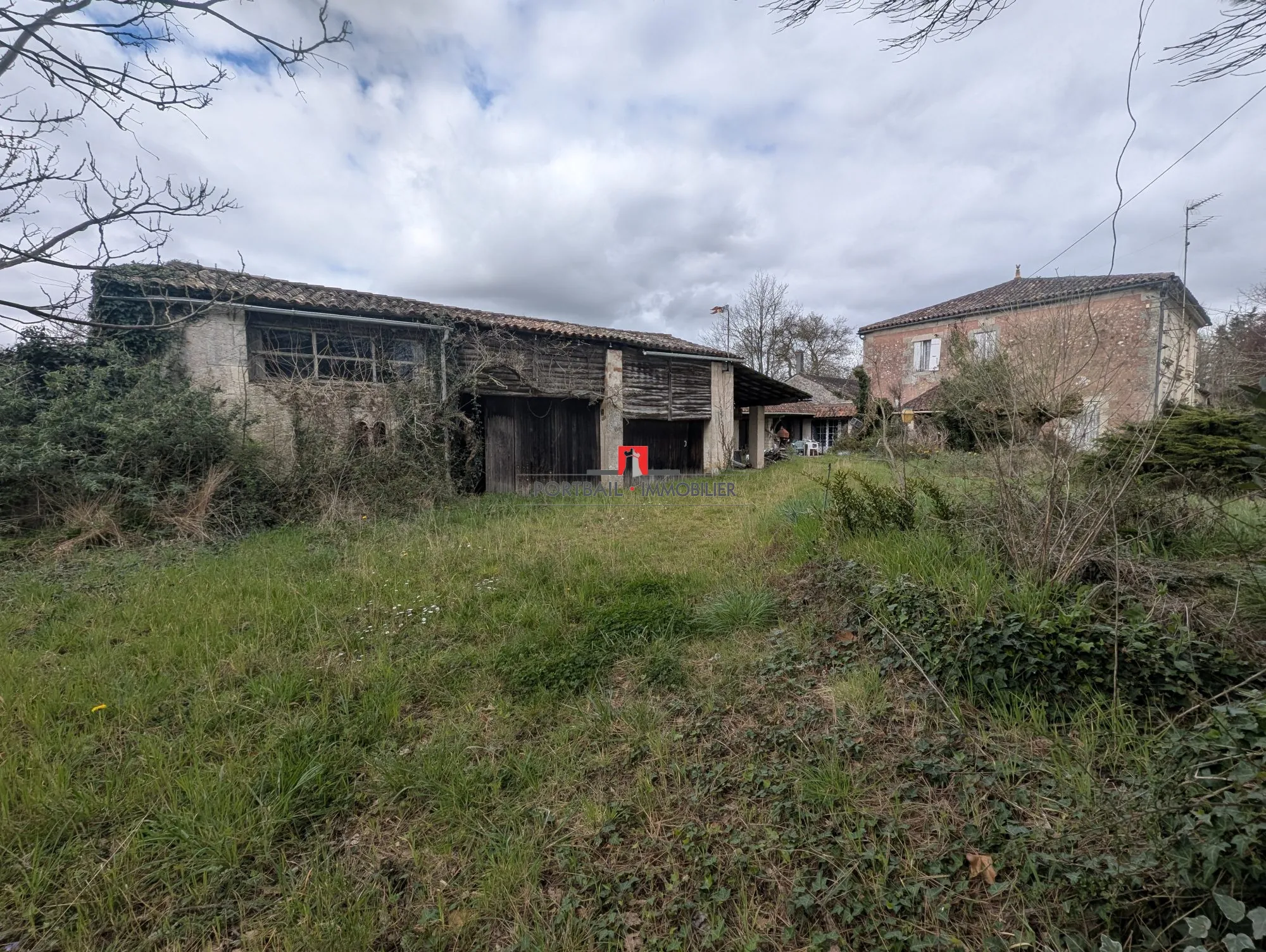 Charmante maison en pierre à rénover avec dépendances et jardin spacieux à Cartelgue 