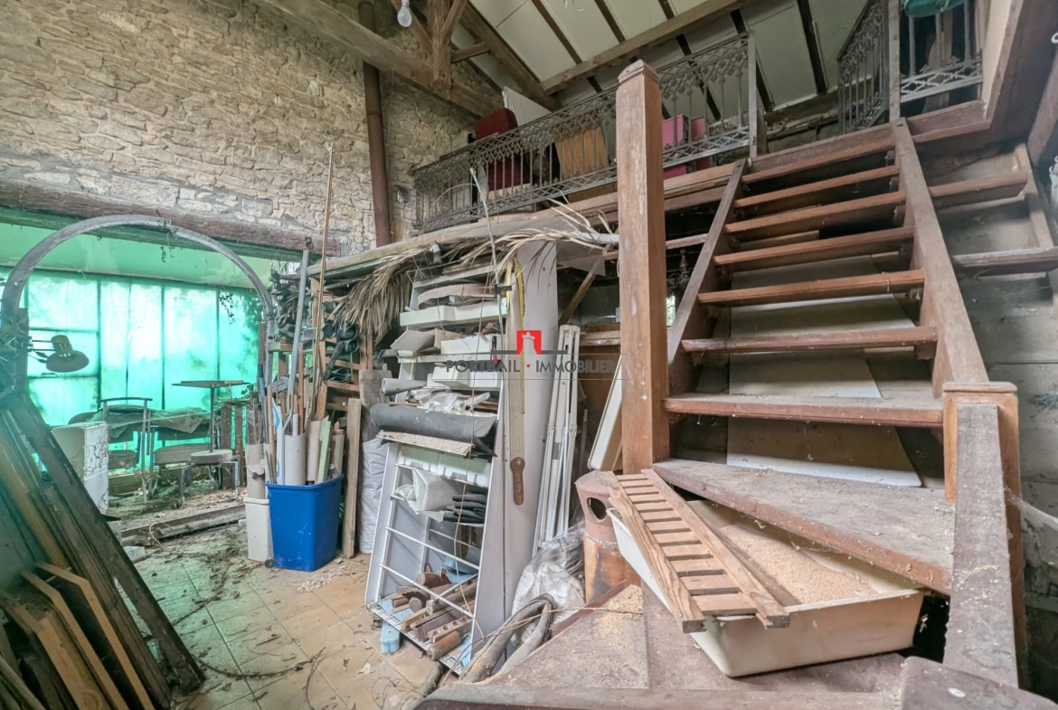 Charmante maison en pierre à rénover avec dépendances et jardin spacieux à Cartelgue 