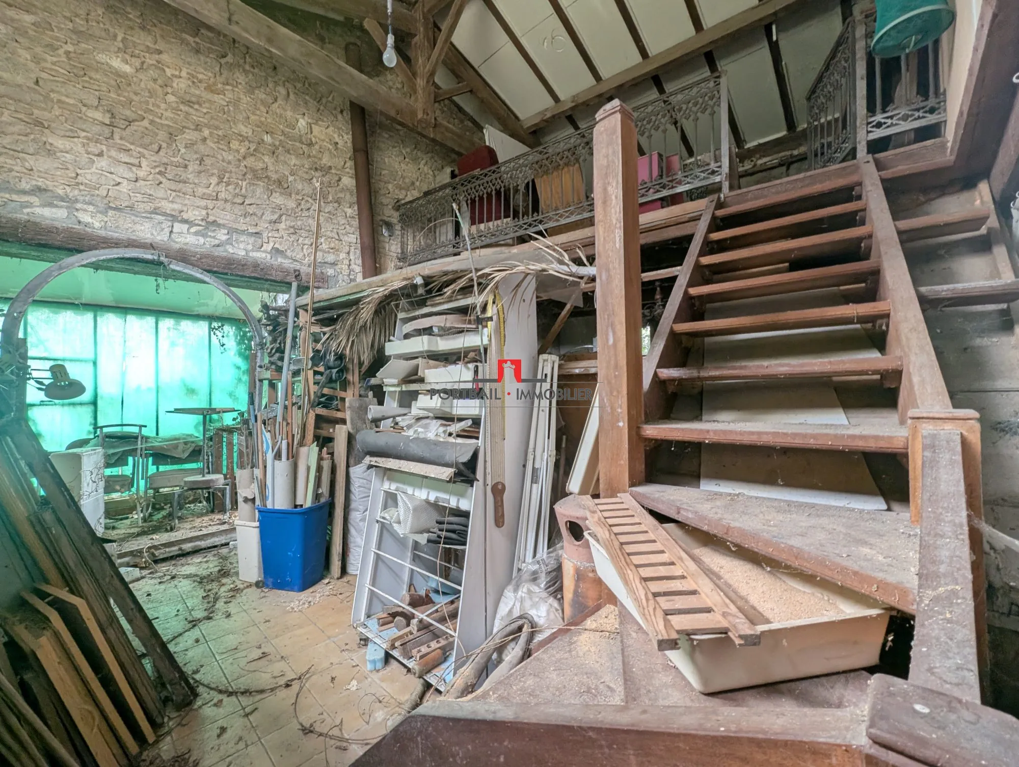 Charmante maison en pierre à rénover avec dépendances et jardin spacieux à Cartelgue 