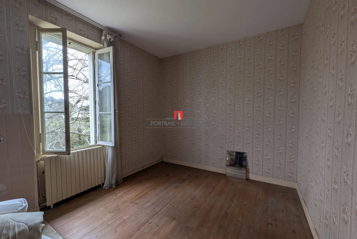 Charmante maison en pierre à rénover avec dépendances et jardin spacieux à Cartelgue 