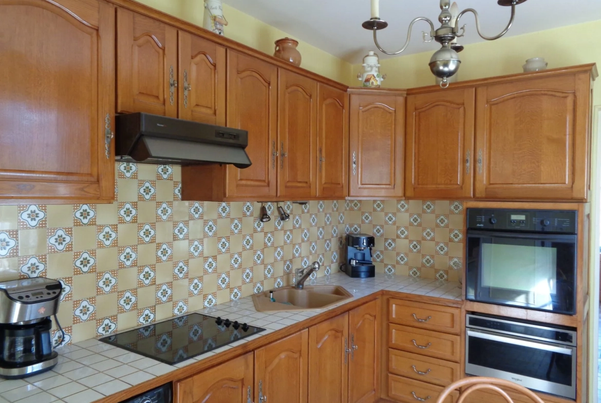 Maison familiale 200 m² avec grandes dépendances à Chantelle 