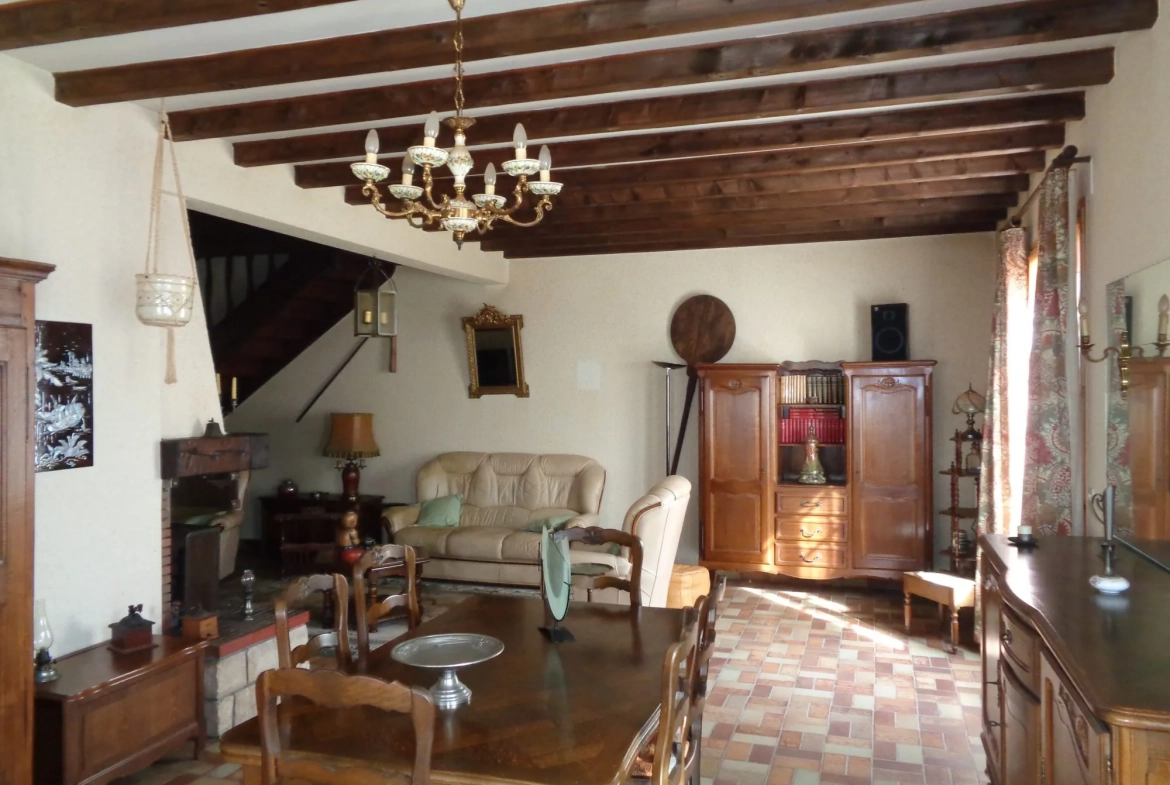 Maison familiale 200 m² avec grandes dépendances à Chantelle 
