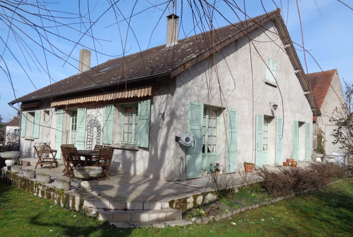 Maison familiale 200 m² avec grandes dépendances à Chantelle 