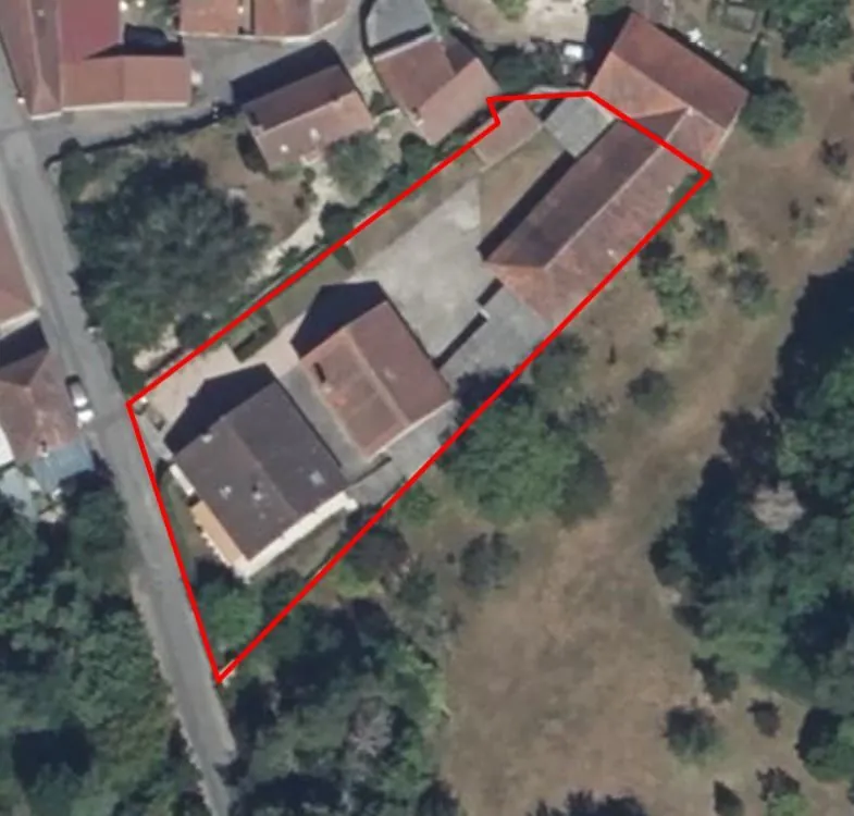 Maison familiale 200 m² avec grandes dépendances à Chantelle 