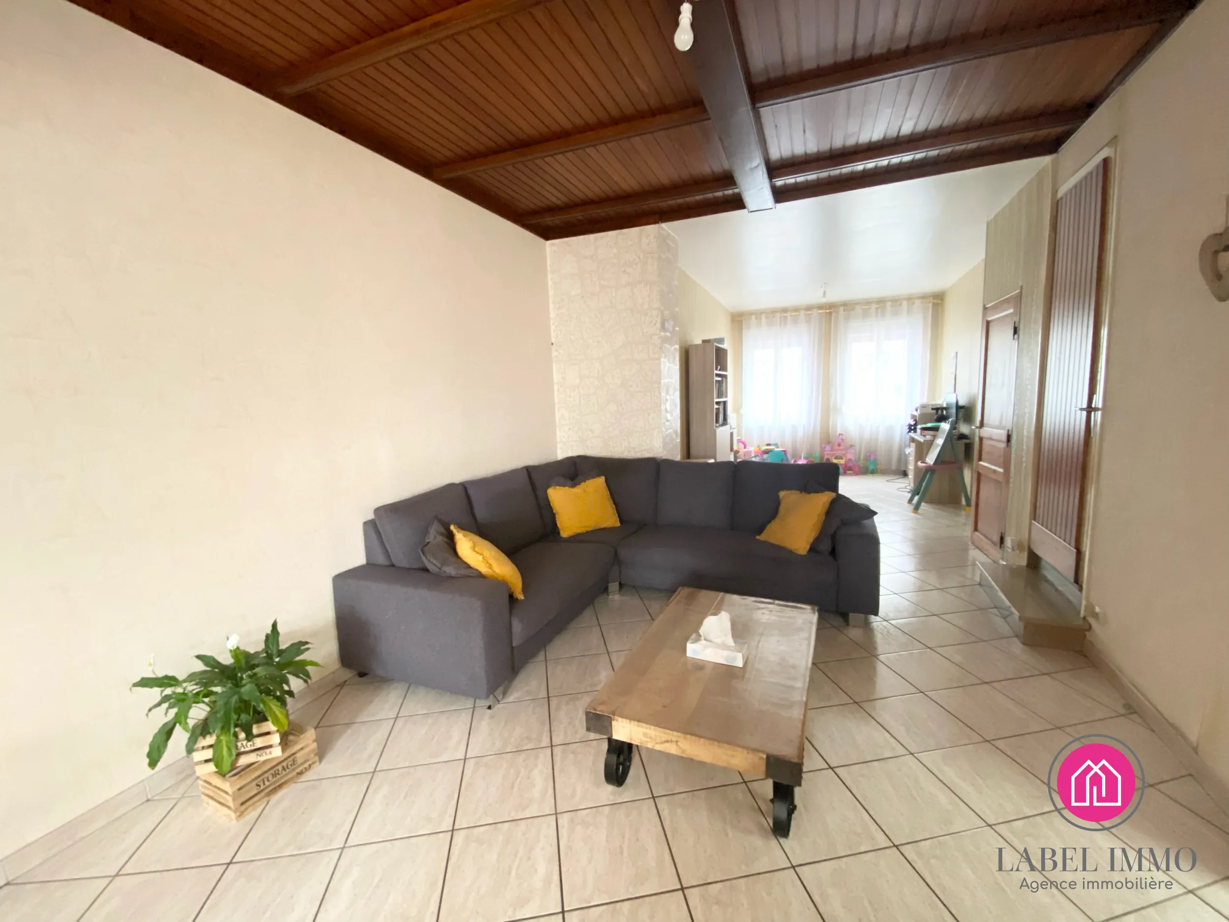 A vendre maison de 132 m² à Roeulx avec jardin, dépendances et garage 