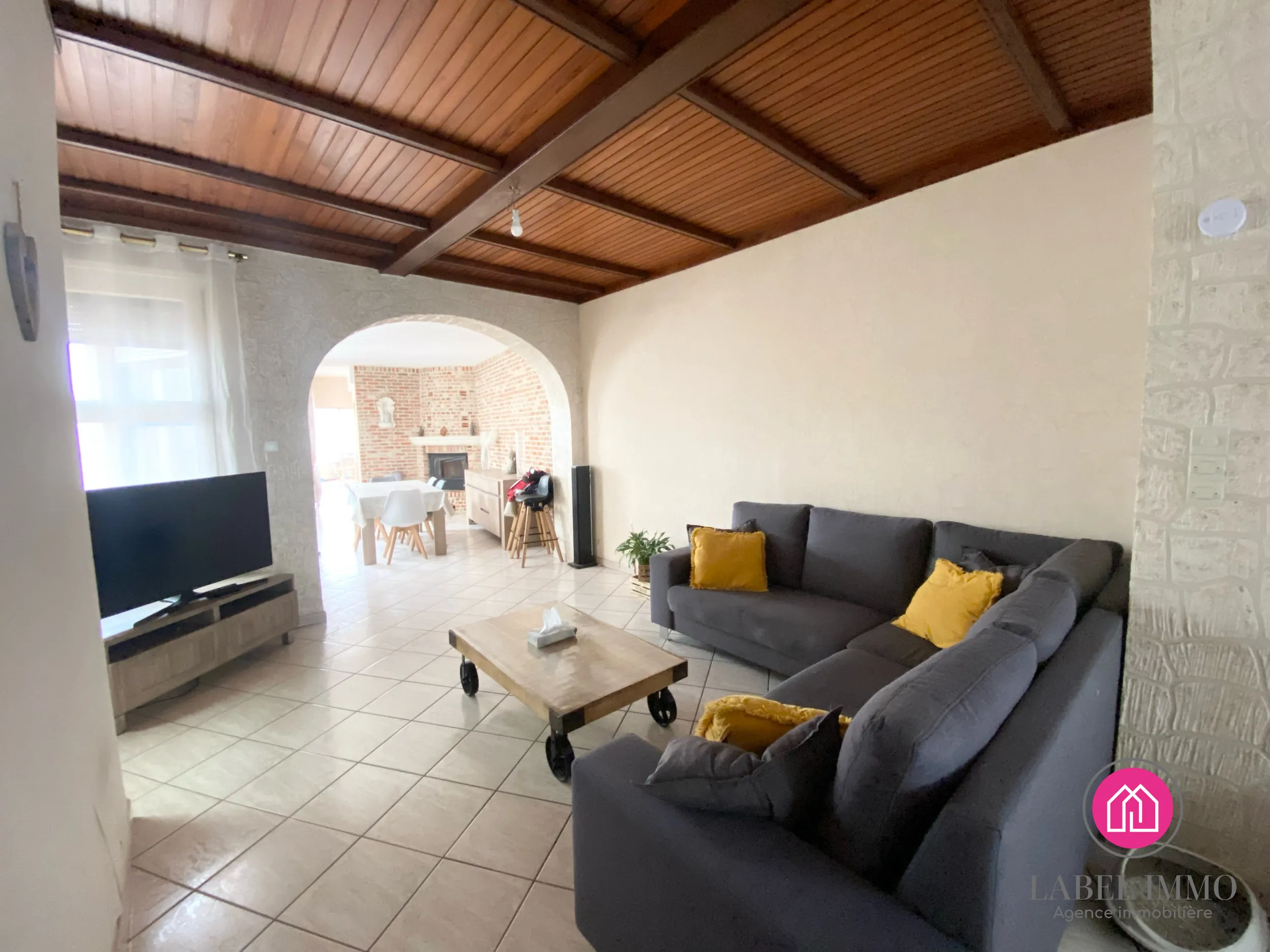 A vendre maison de 132 m² à Roeulx avec jardin, dépendances et garage 