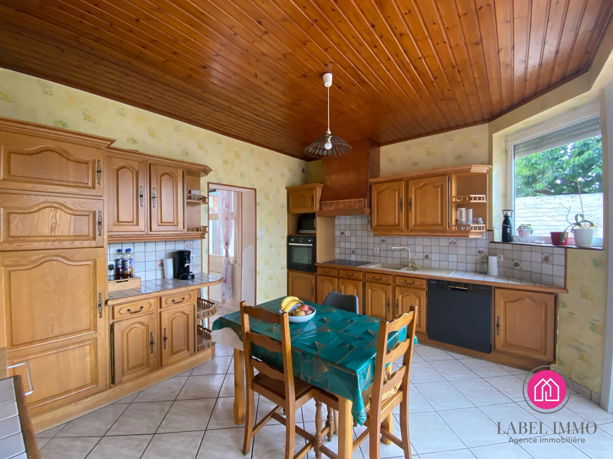 A vendre maison de 132 m² à Roeulx avec jardin, dépendances et garage 