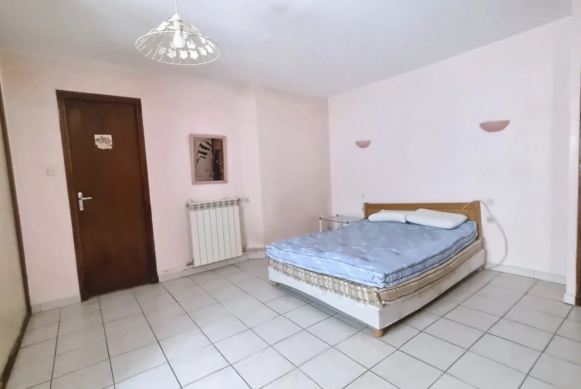 Immeuble à vendre à Carpentras, centre-ville, 275 m² avec deux appartements 